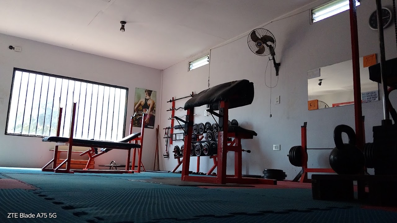 Gimnasio Atlas Corrientes Zona de Pesas y Racks
